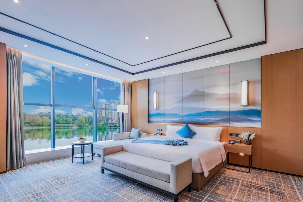 EGRET ISLAND LAKESIDE HOTEL