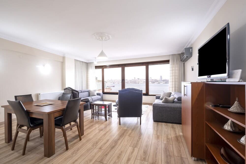 Flat With Sea View Near Uskudar Ferry Station