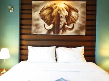 639 2 Bedroom Contemporary Teak Wood Patong Beach