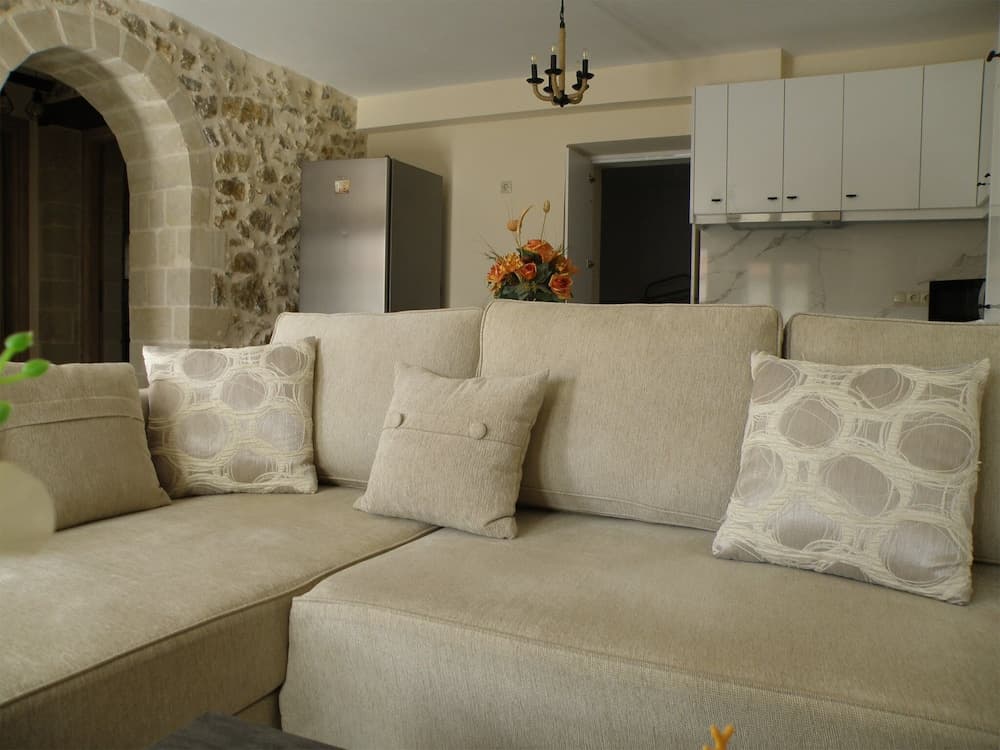 "tratidional House in Kalivos"