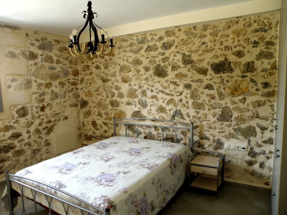 "tratidional House in Kalivos"