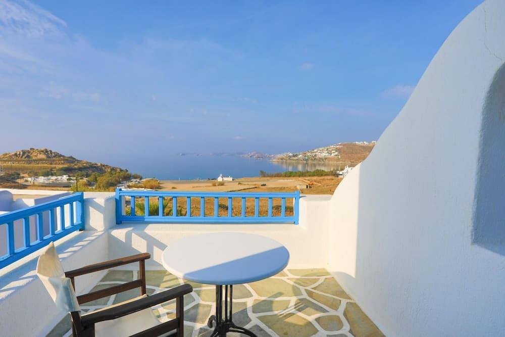 Maganos Eikosi in Thira