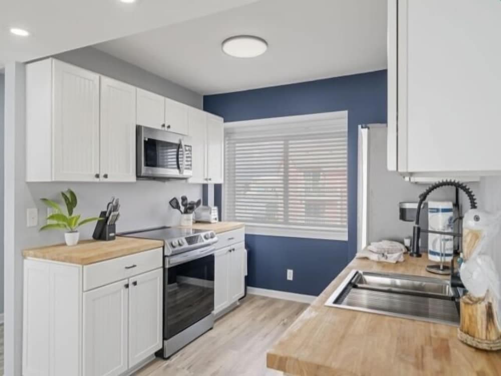 A Little Shore Thing 1 Bedroom Condo by RedAwning