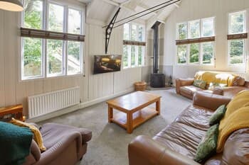 Host Stay The School House