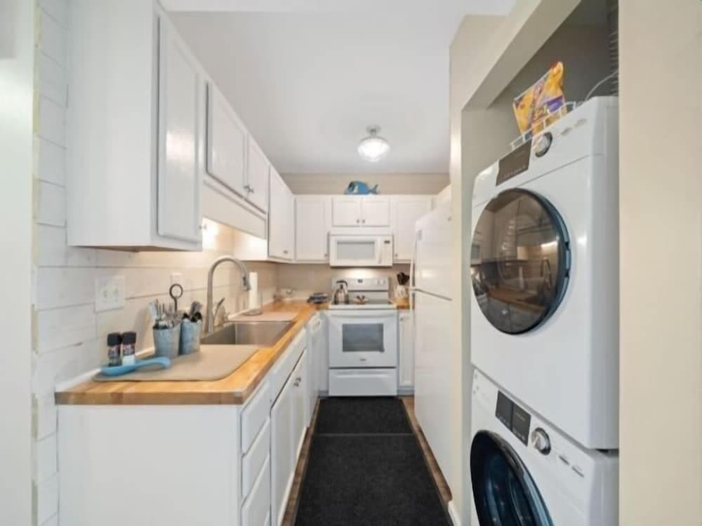 Captain's Quarter 2 Bedroom Condo by Redawning