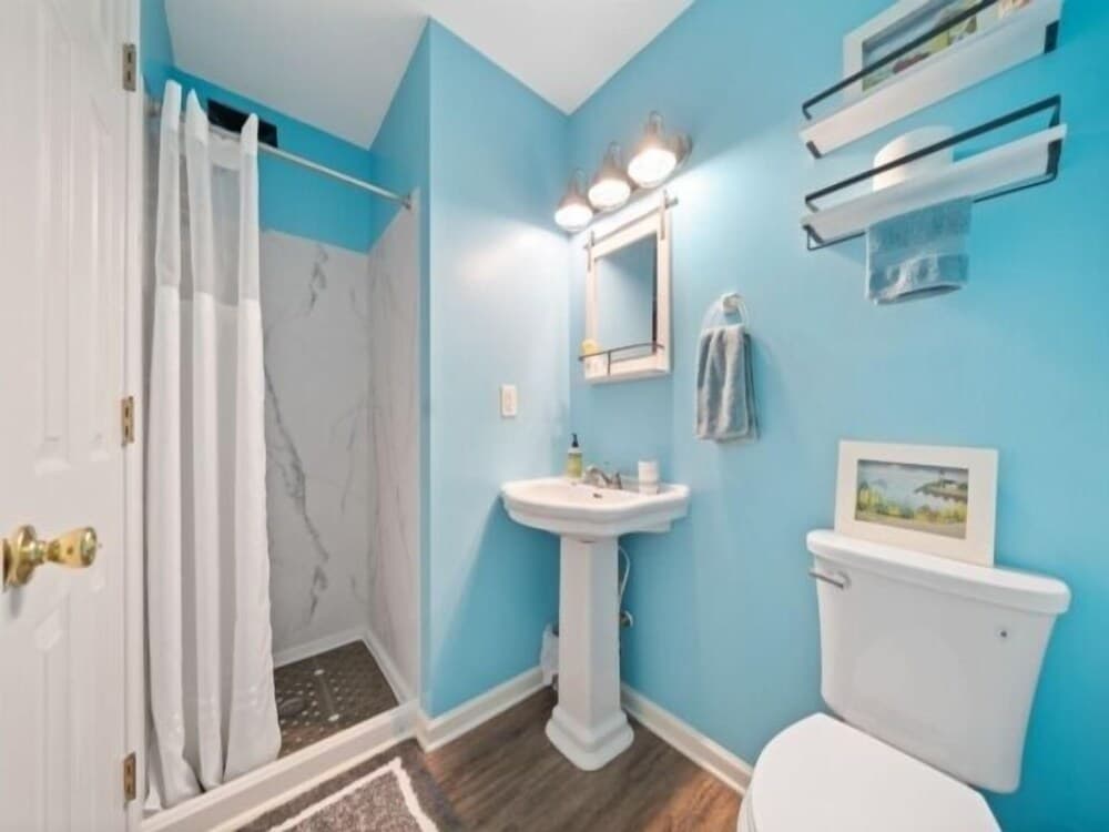 Captain's Quarter 2 Bedroom Condo by Redawning