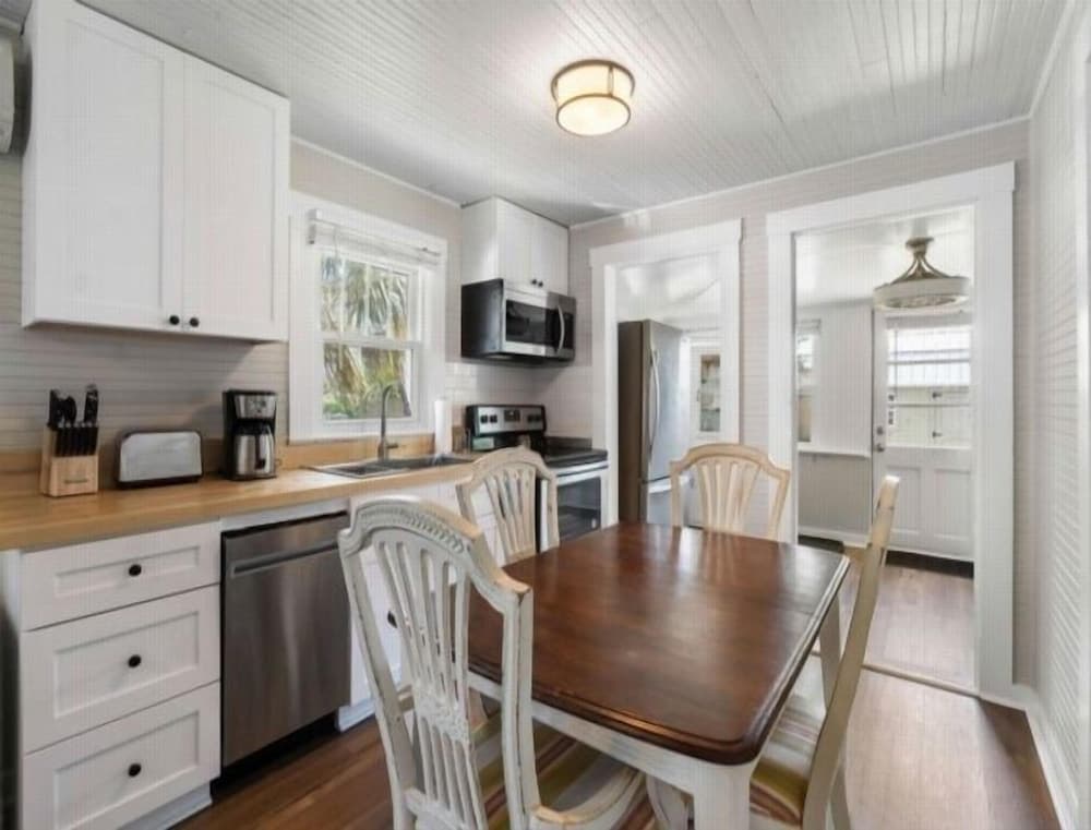 Coastal Classic 2 Bedroom Cottage by Redawning