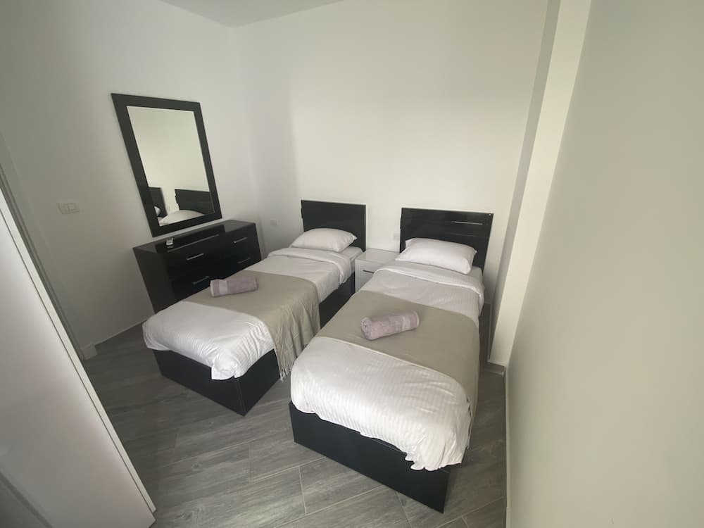 Bali Themed Luxury Spacious 3 Bed Balcony Pool Gym