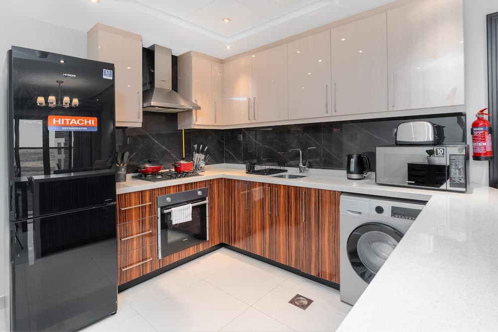 SuperHost - Wide City Views From This Large Condo With Balcony