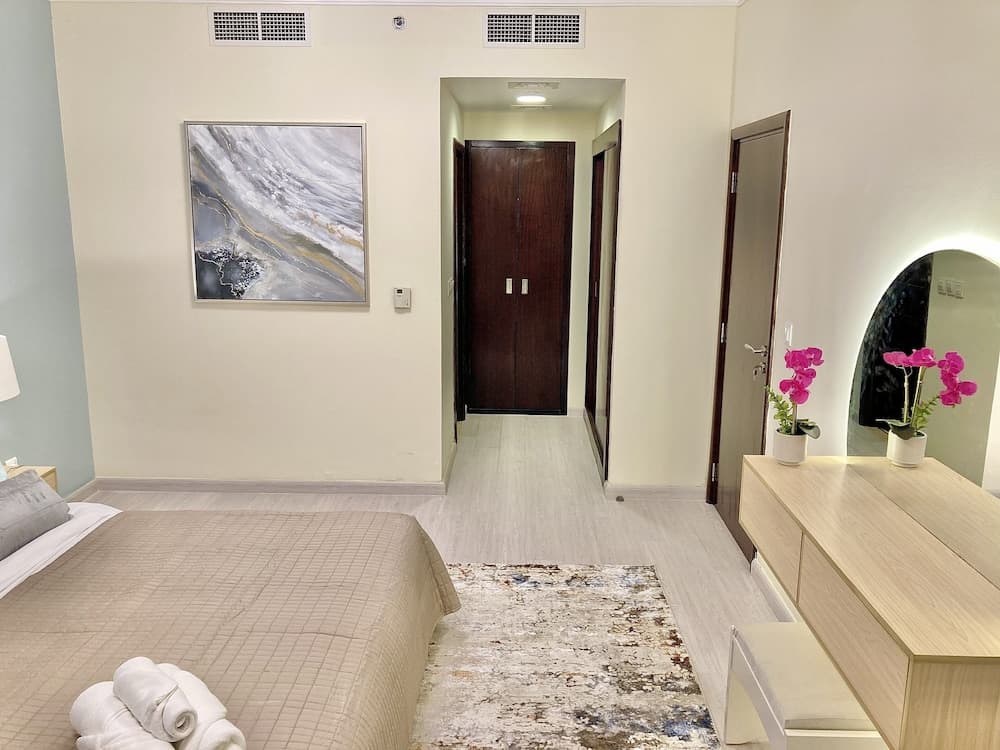 SuperHost - Lakefront Apartment Amidst Parks With Lake Access