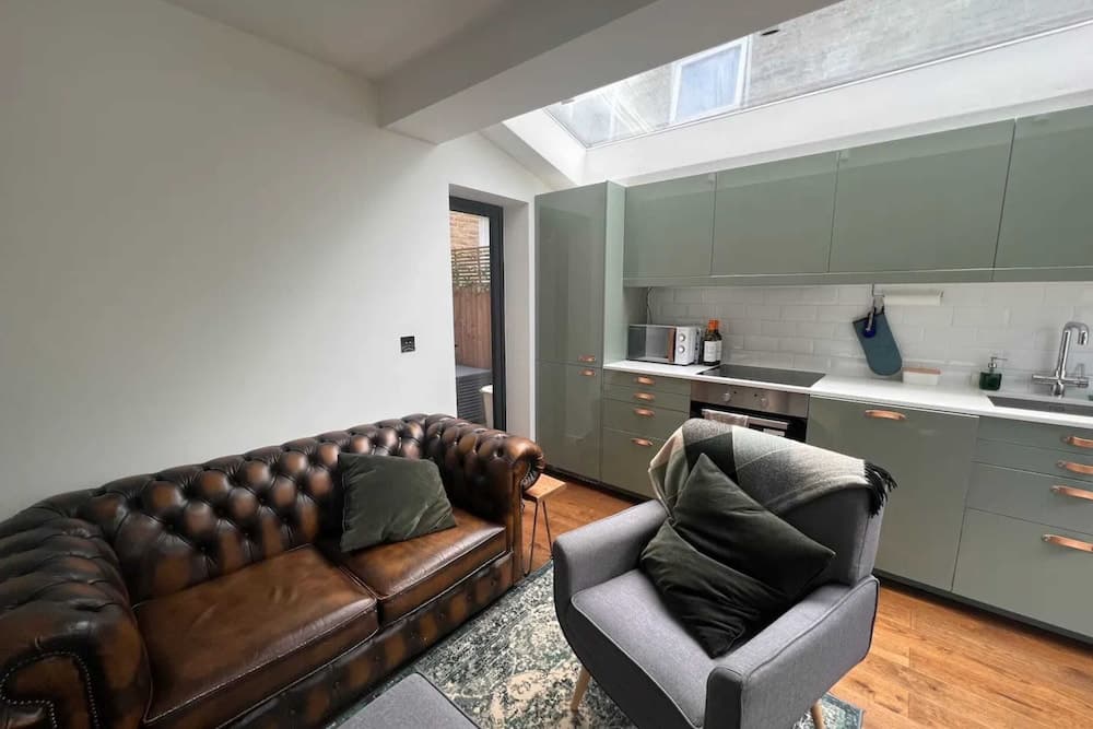Contemporary 1 Bedroom Apartment in Peckham With Garden