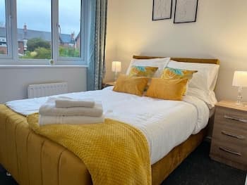 Beautiful 4 Bed Home With Free Parking