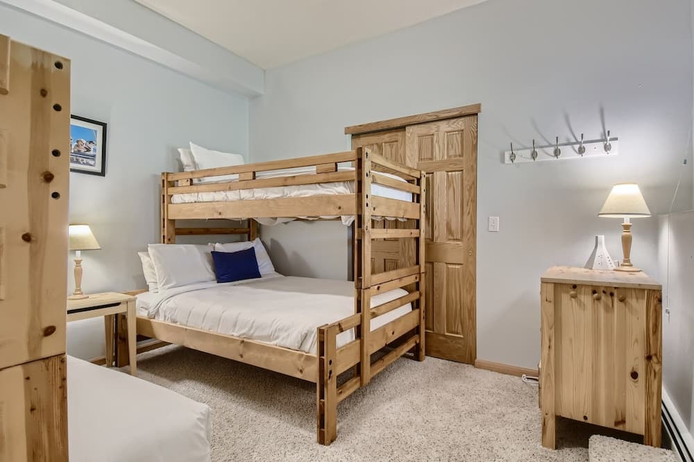 Mountain Getaway! Minutes From Family Fun-come Relax And Have A Blast! 4 Bedroom Home by RedAwning