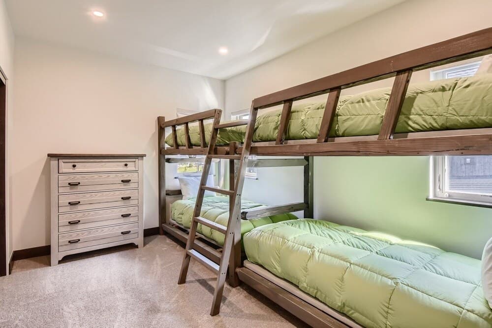 High-end Finishes, Private Hot Tub, Platinum Playcation, New Listing! 4 Bedroom Home by Redawning