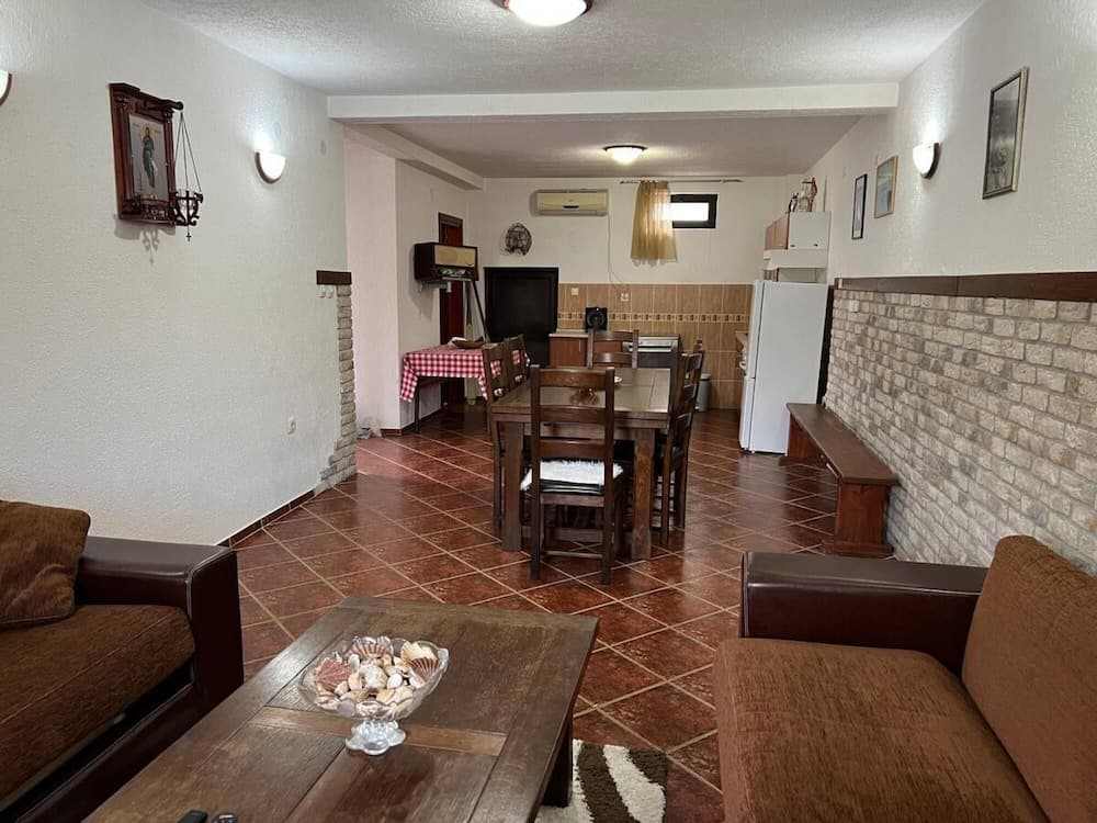 Amazing House Near Beach in Kostanjica