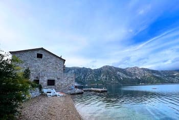 Amazing House Near Beach in Kostanjica