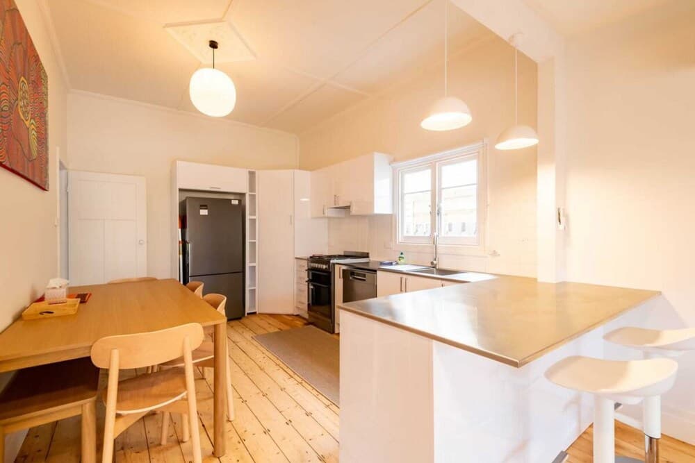 Elegant 2 Bedroom Family House With Backyard in Richmond