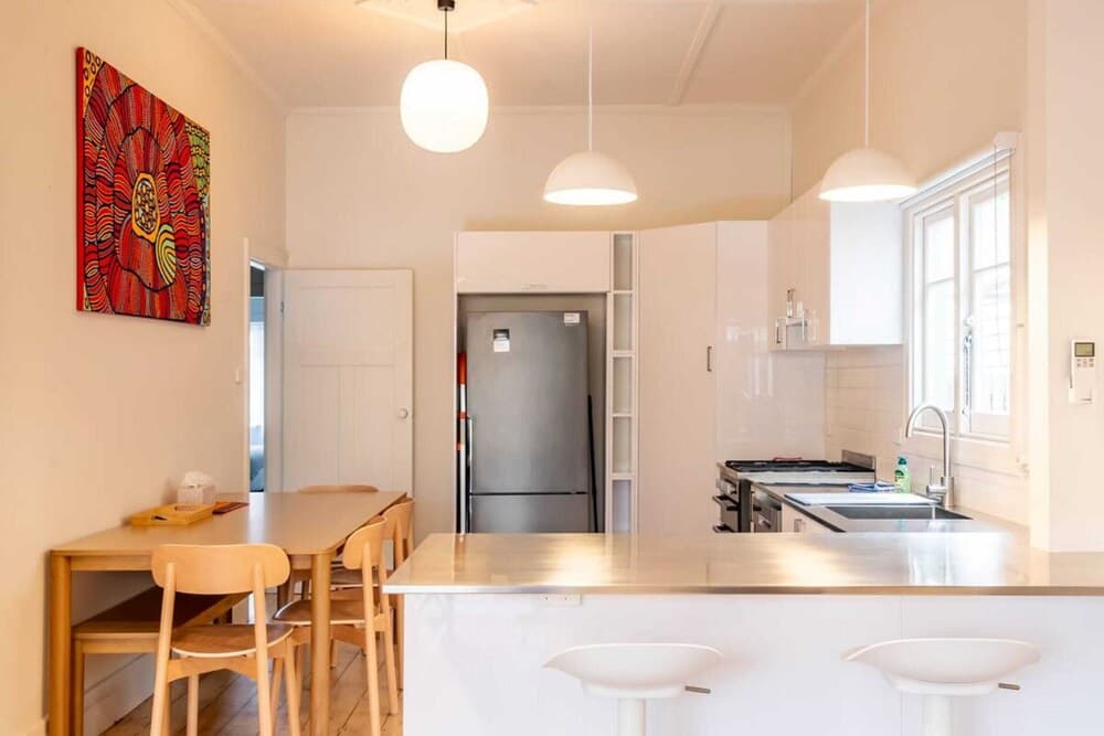 Elegant 2 Bedroom Family House With Backyard in Richmond