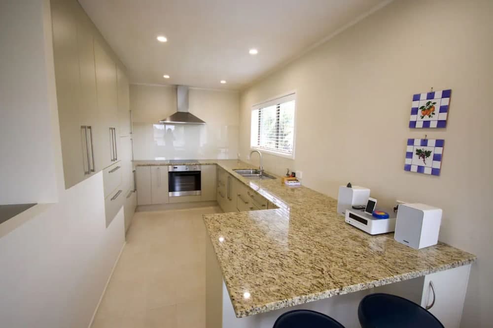 Bright 2 Bedroom Home in East Auckland