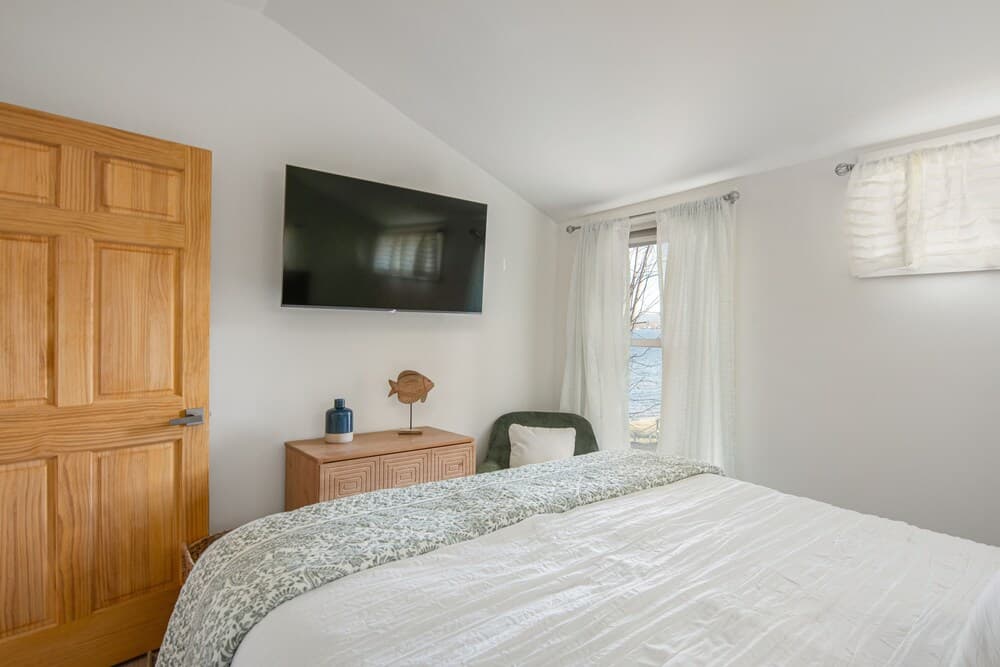 Cozy Lakeshore Cottage