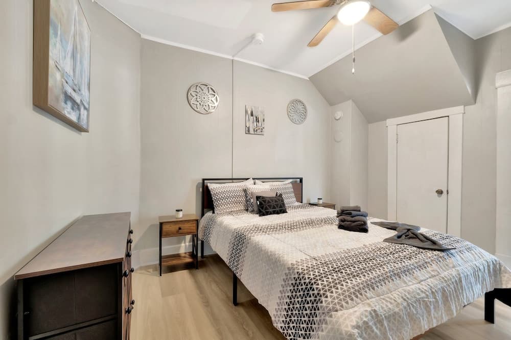 The Kenwood Retreats and Courtyard