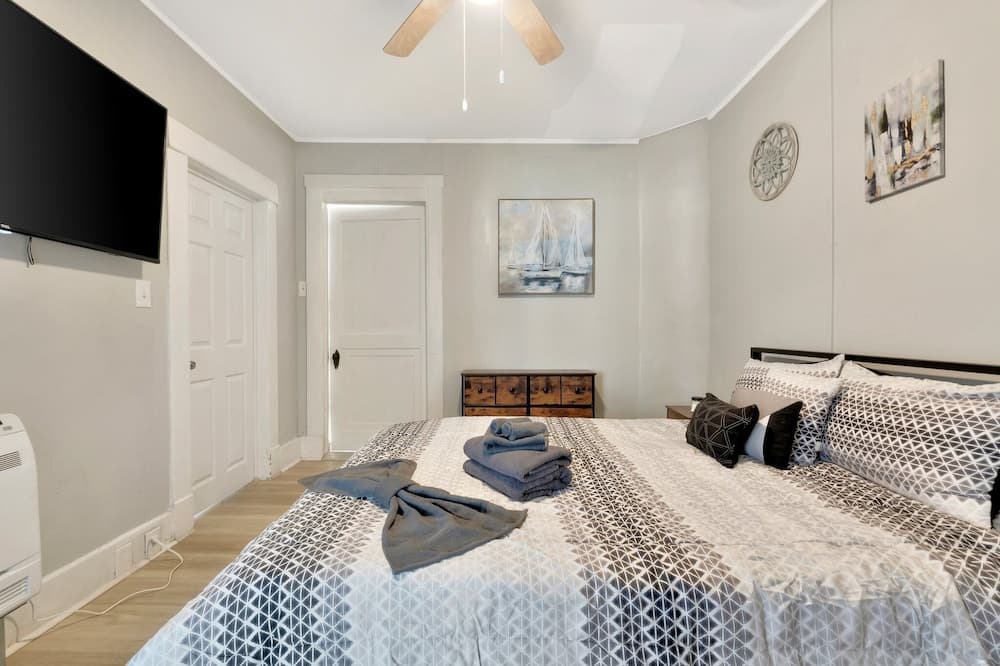 The Kenwood Retreats and Courtyard