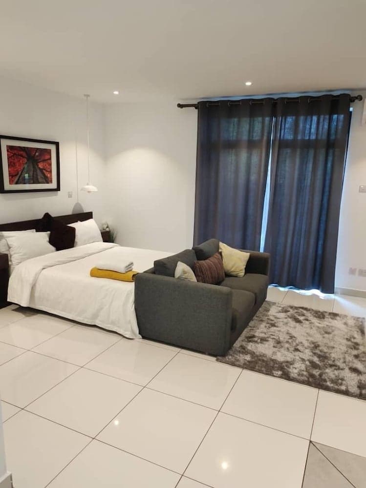 Deluxe Embassy Gardens