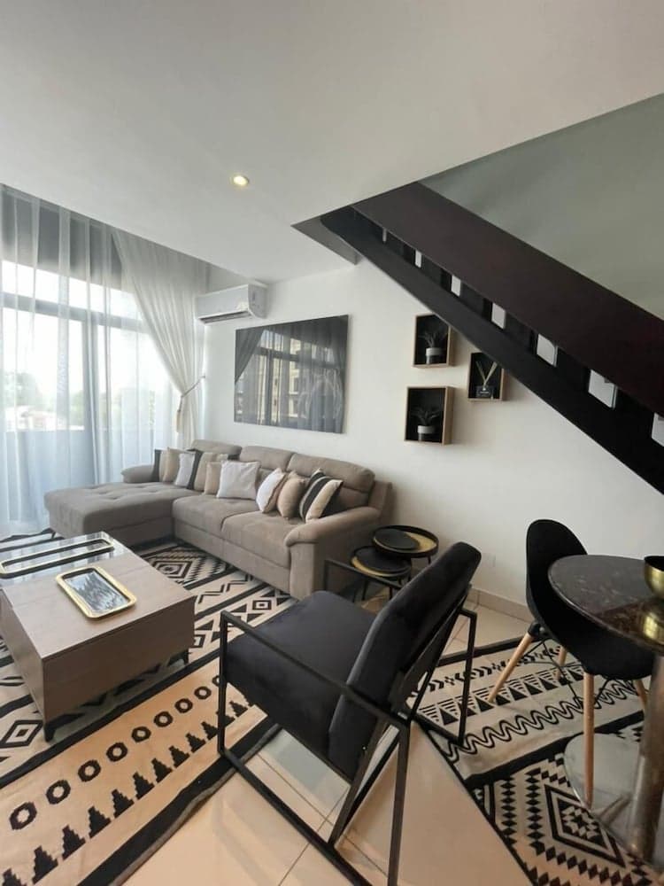 Deluxe Embassy Gardens