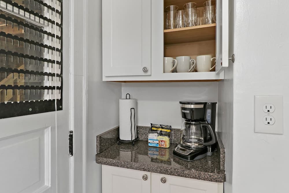 1BR Portage Park Apt in Montrose