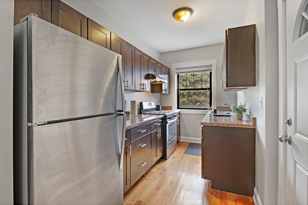 Portage Park Classic 1BR Apt in Montrose
