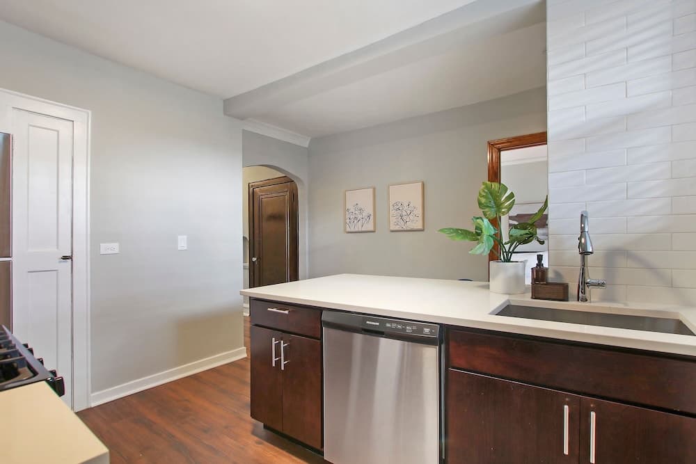 Classic & Charming 2BR Apt in Lincoln