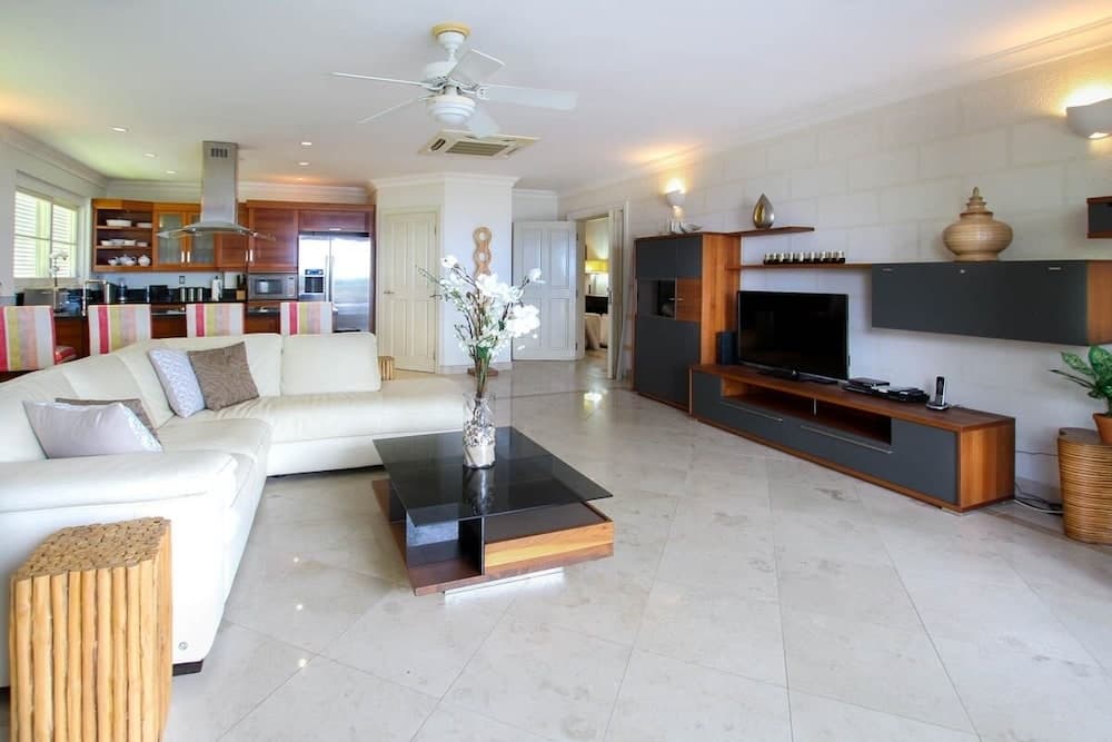 Beachfront luxury modern 2-bed apt with pool by BSL Rentals