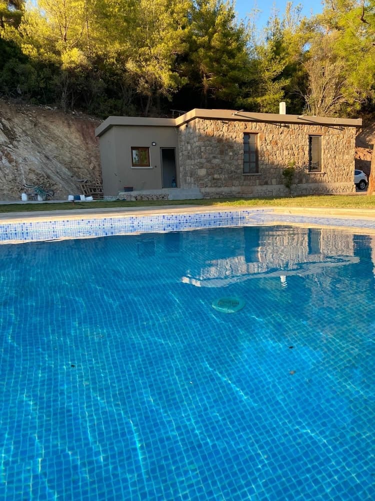 Lovely Stonehouse With Pool and Backyard in Izmir