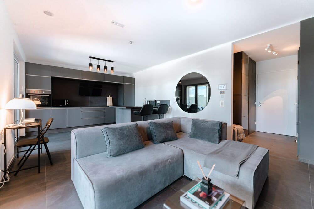 Stylish 1BR Apt w Balc Cloche dOr