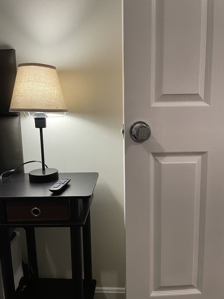 Downtown Private Rooms- Close to Topgolf