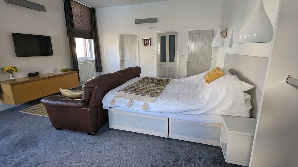 Gorgeous, Comfortable Apartment on the High Street