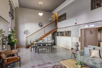 Frontdesk 3 BR Apt by Historic Haymarket