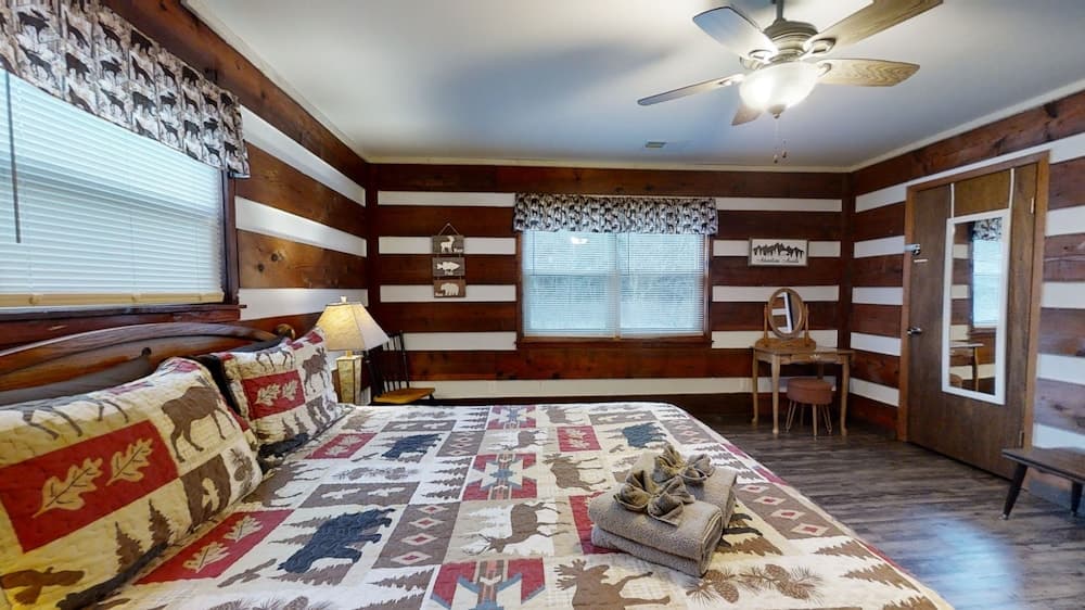 Sunflower Haven 2 Bedroom Cabin by Redawning