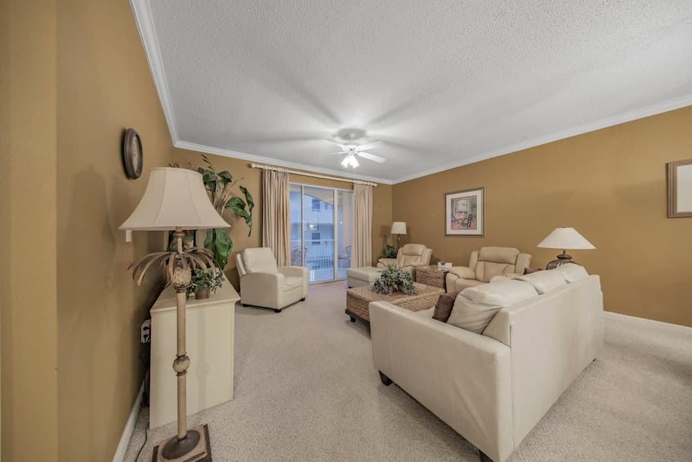 Spacious Condo on the bay Indoor Outdoor Pool