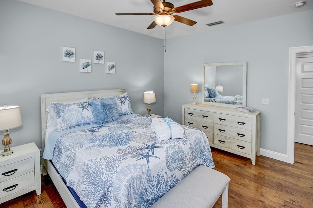 5 Bed, 5 Bath Beach Home/only a 3 Minute Walk To The Beach! Sleeps 12