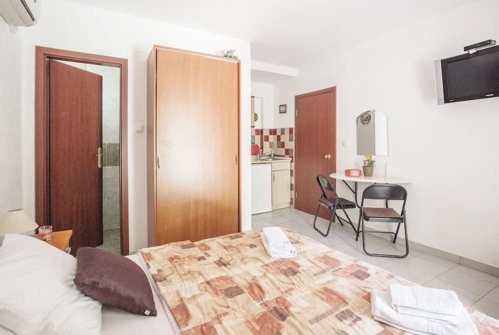 Sleek Studio Flat With Balcony Near Beach in Tivat