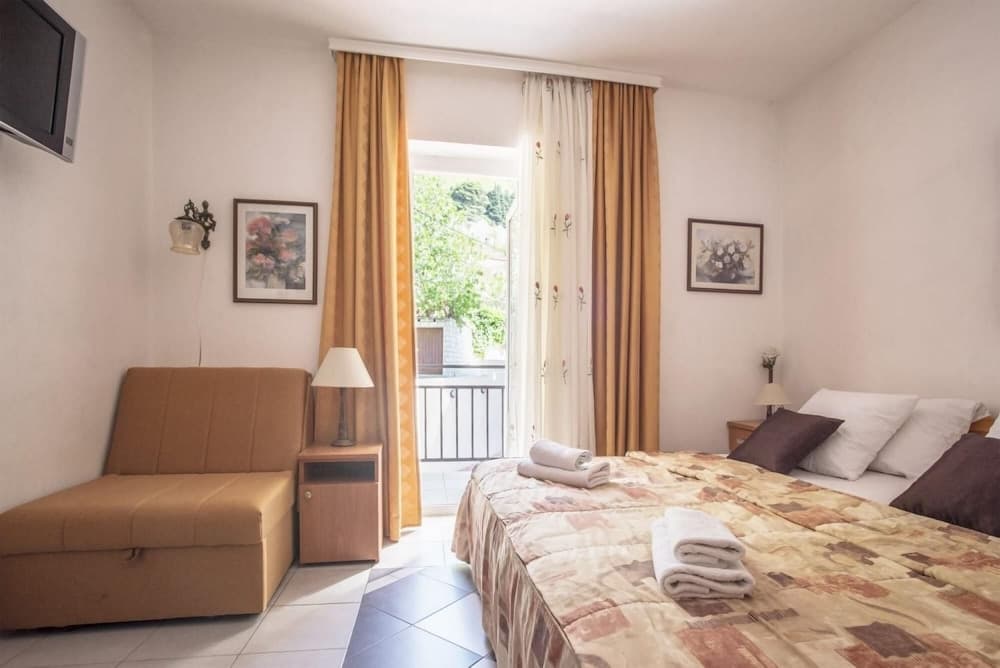 Sleek Studio Flat With Balcony Near Beach in Tivat