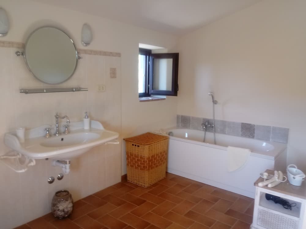 Stunning 1-bed House in Castel Cellesi, Italy