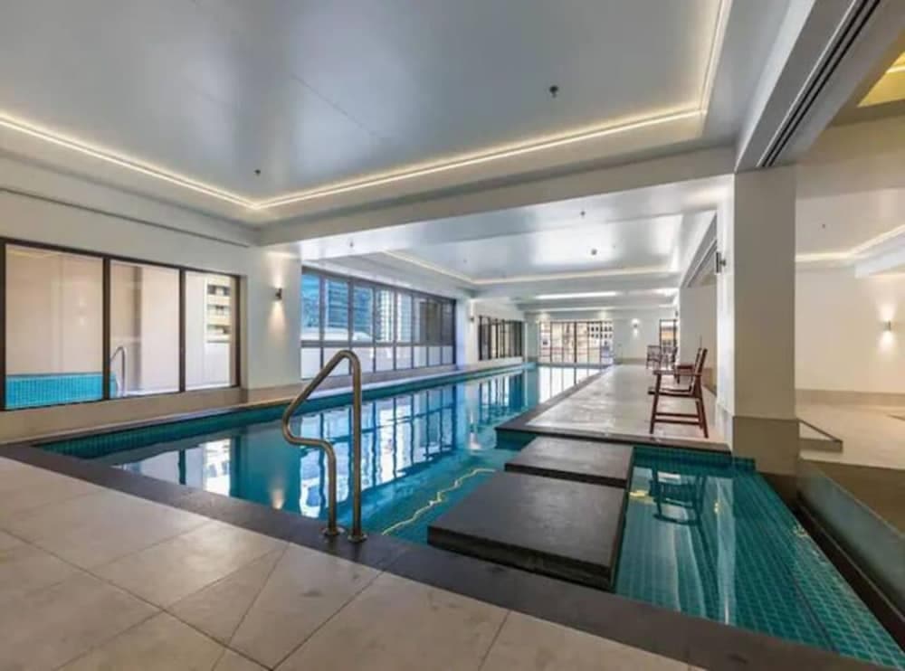 Cozy Central Apt. w/ Pool & Gym by Zodiak Stays