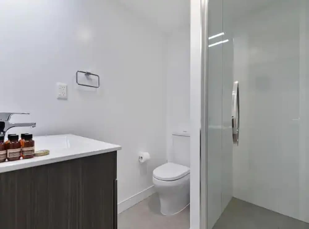 Great Location! Modern Cbd Apartment With Study