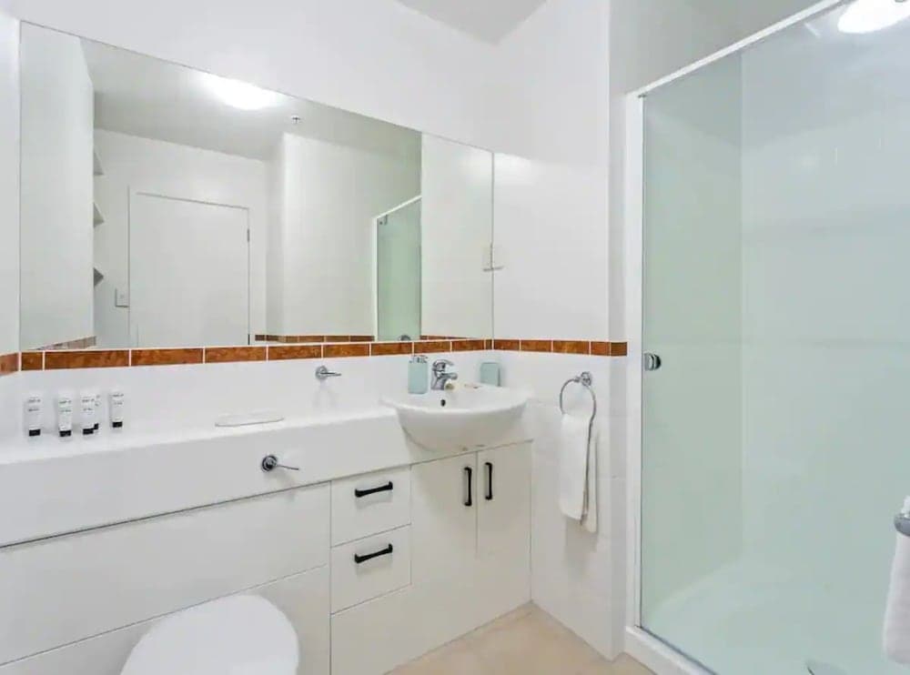 Stunning Sky Tower View Studio Pool And Gym!