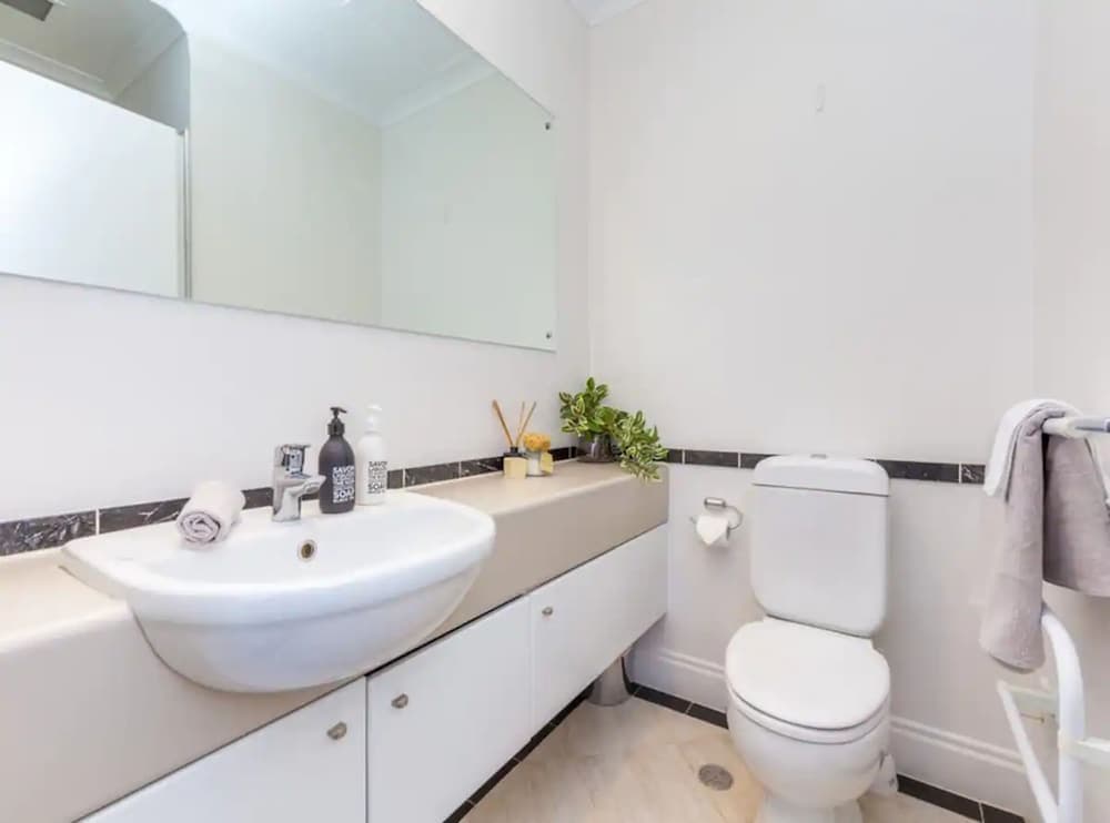 Cozy City Apt | Pool, Gym & View | Zodiak Stays