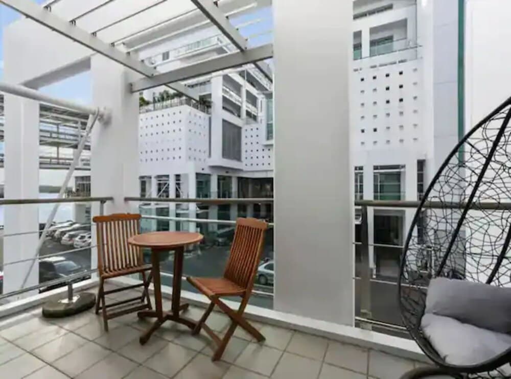 Modern, One Bedroom Princes Wharf Apartment W/ Ac