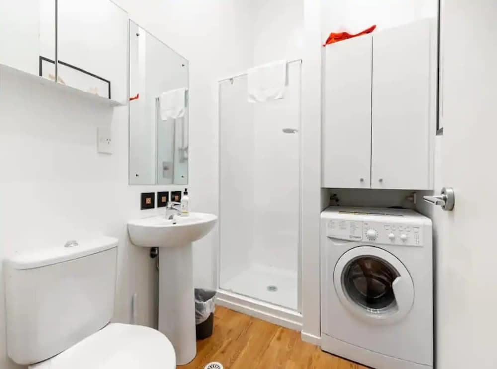 Lovely 1-Bedroom Apartment On Queen Street!