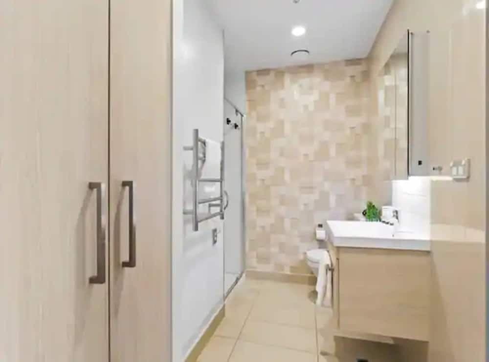 Stunning 2BR w/ Views Near Sky Tower- Zodiak Stays